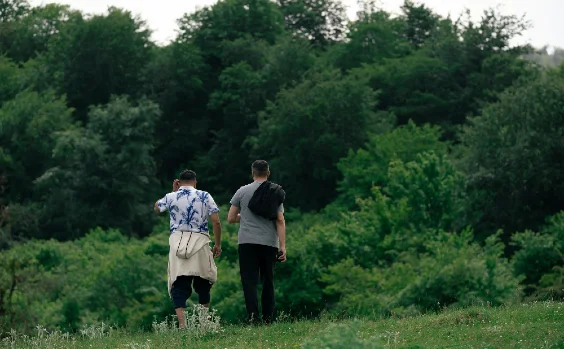 Männer auf den Weg in den Wald