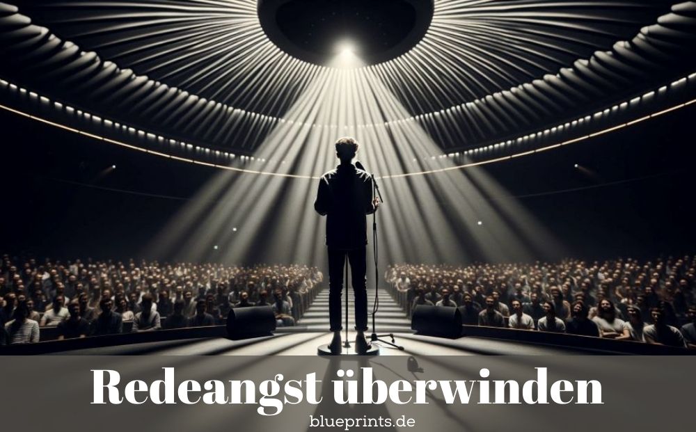 Ein Mann redet vor großem Publikum.