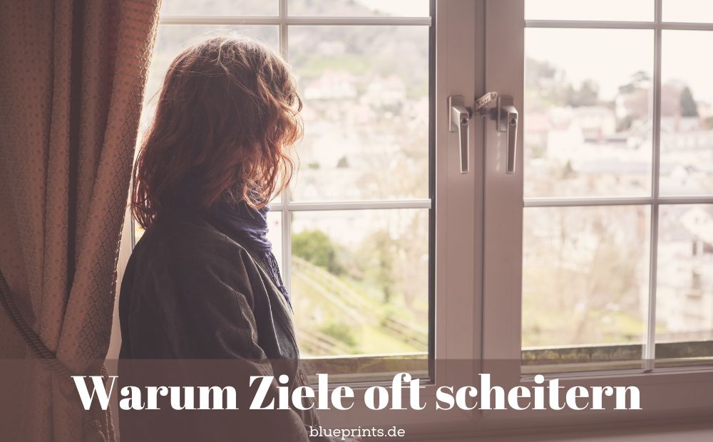 Frau schaut aus dem Fenster.