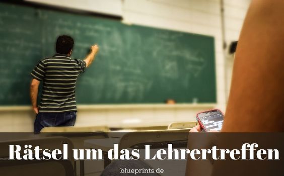 Lehrer schreibt an der Tafel