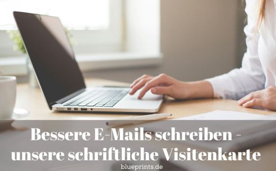 Eine Frau schreibt eine E-Mail