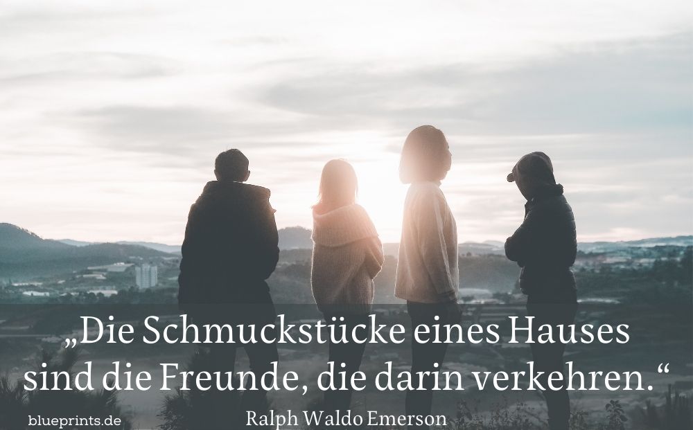 Vier Freunde blicken in den Sonnenuntergang