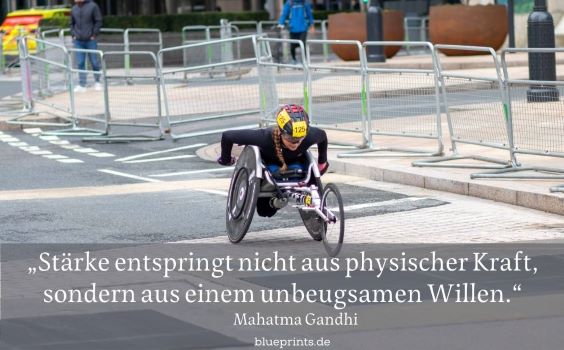 Eine Frau beim Para-Radfahren