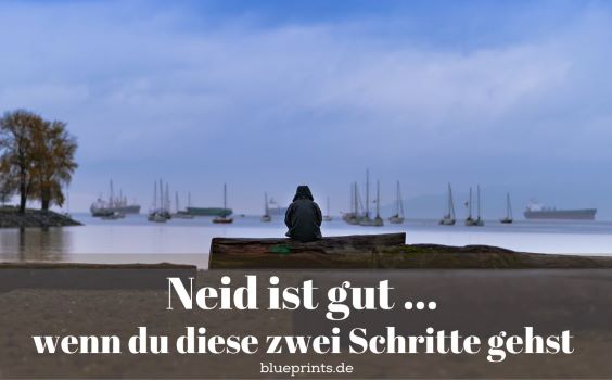 Jemand blickt auf das Meer und grübelt.