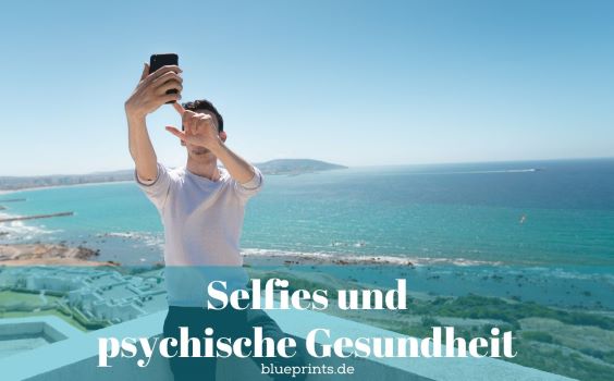 Ein Mann macht ein Selfie am Meer.