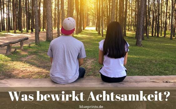 Frau und Mann sitzen auf einer Bank im Wald