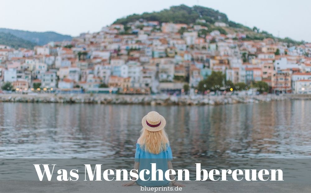 Frau blickt auf eine Stadt am Meer
