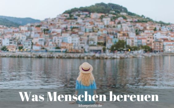 Frau blickt auf eine Stadt am Meer