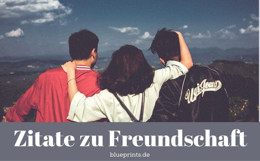 Drei Freunde blicken auf Bergpanorama