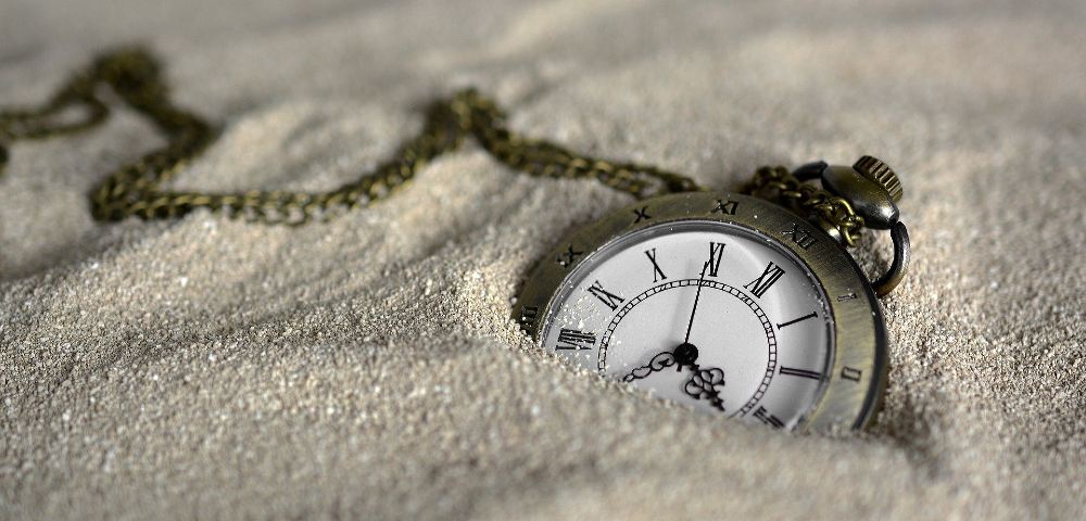 Taschenuhr im Sand