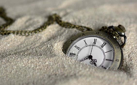 Taschenuhr im Sand