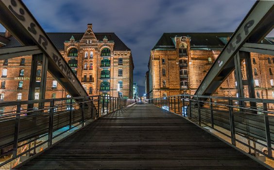 Welche europäische Stadt hat mehr Brücken als Venedig und Amsterdam zusammen?