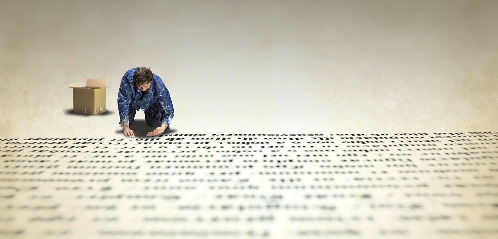 Mann setzt Buchstaben im knien