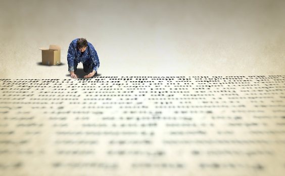 Mann setzt Buchstaben im knien