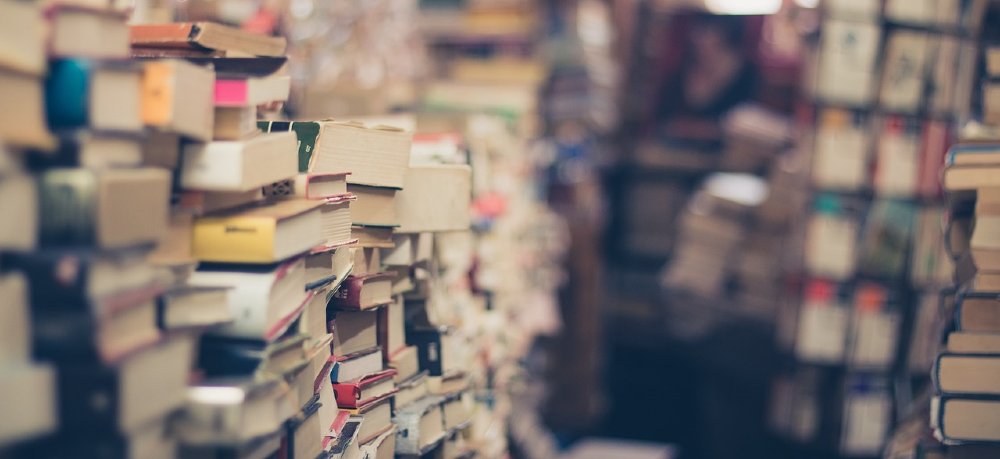 Bücherstapel im Lager einer Buchhandlung