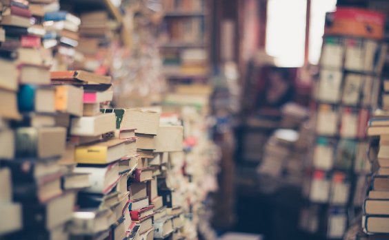 Bücherstapel im Lager einer Buchhandlung