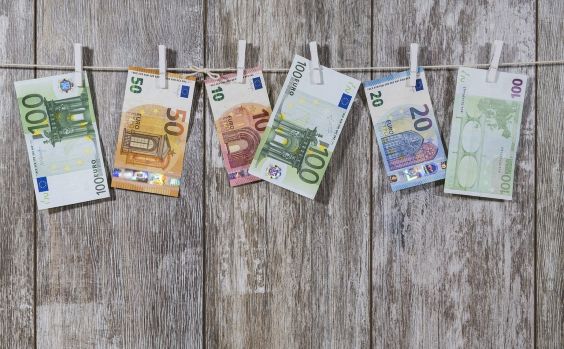 Geldscheine auf der Leine