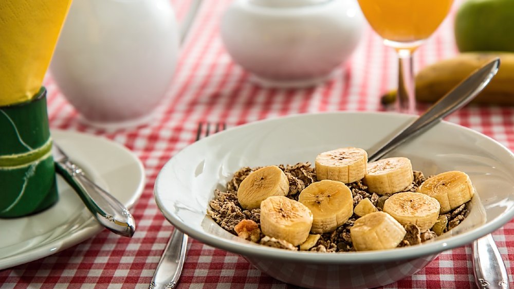 Müsli mit Bananen und O-Saft
