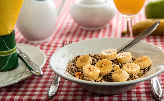 Müsli mit Bananen und O-Saft