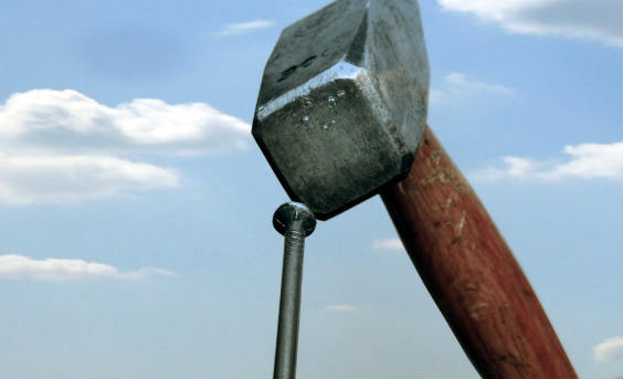 Hammer, Nagel, Himmel