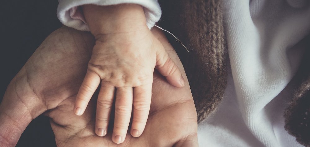 Kleine Hand in großer Hand