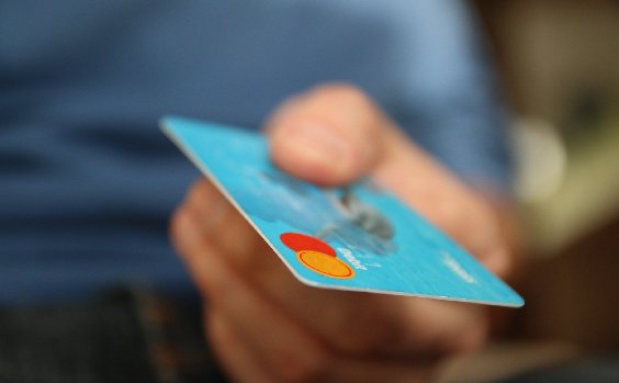 Kreditkarte wird vorgezeigt