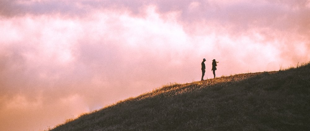 Paar auf Berg, Wolken
