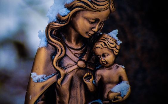 Mutter-Kind Statue