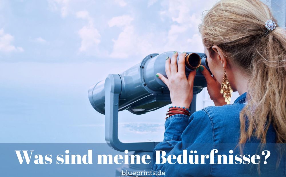 Junge Frau blickt auf Maja Pyramide 