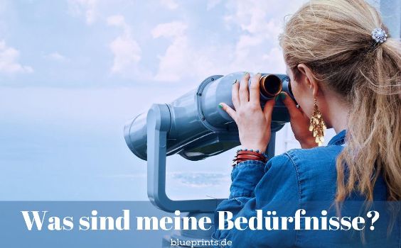 Junge Frau blickt auf Maja Pyramide