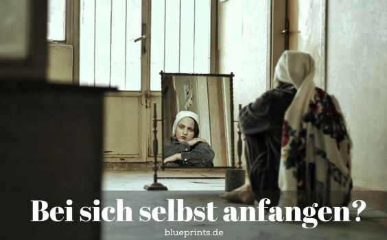 Frau blickt in den Spiegel