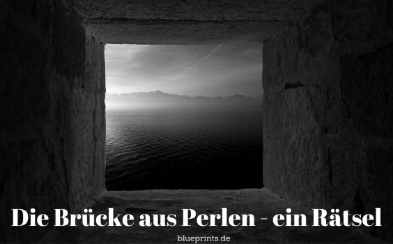 Blick durch ein Fenster auf einen mystischen See
