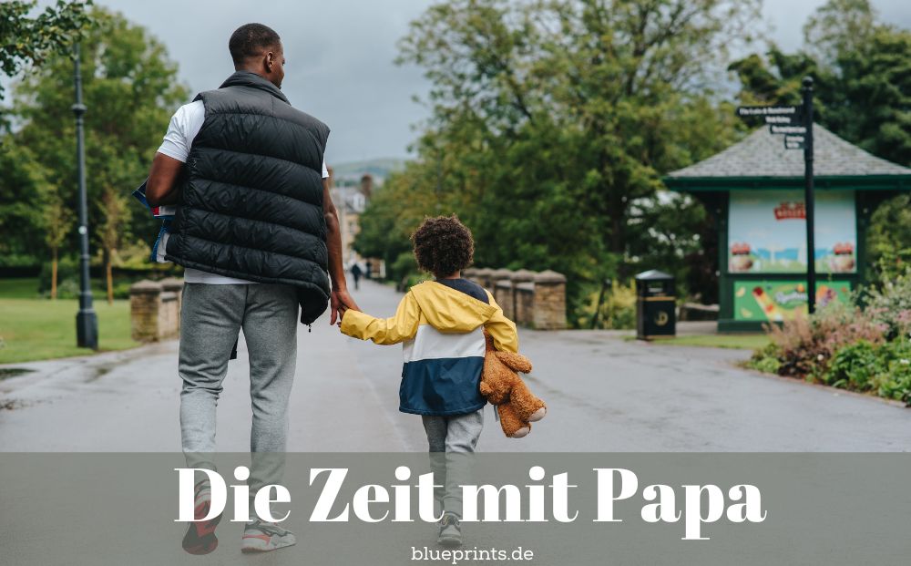 Vater und Sohn gehen spazieren.