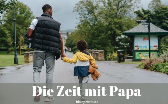 Vater und Sohn gehen spazieren.