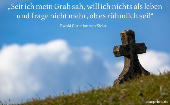 Grabstein vor wolkigem Himmel