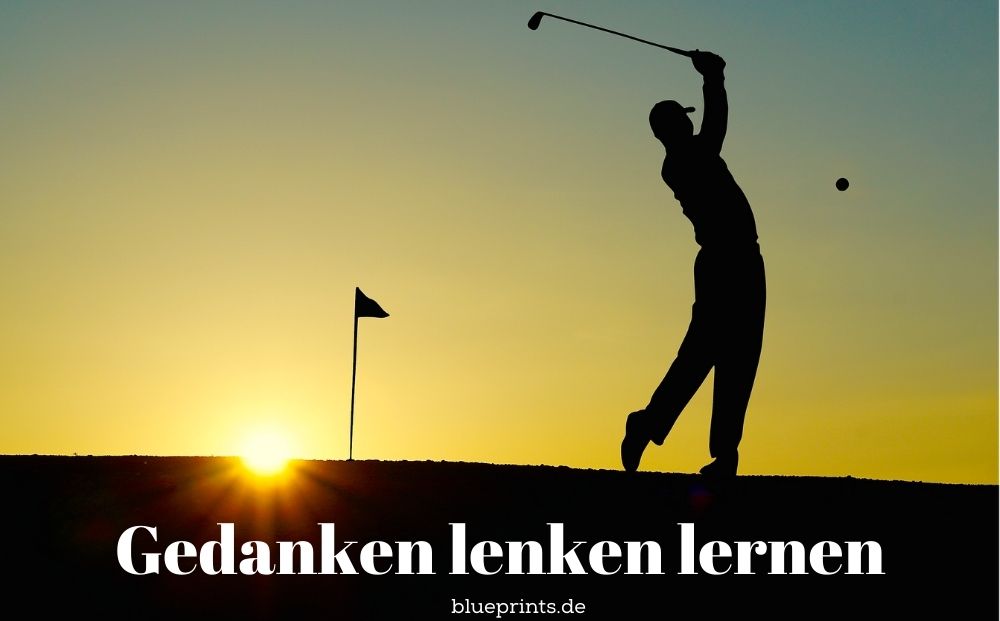 Golfer schlägt bei Sonnenuntergang
