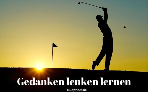 Golfer schlägt bei Sonnenuntergang