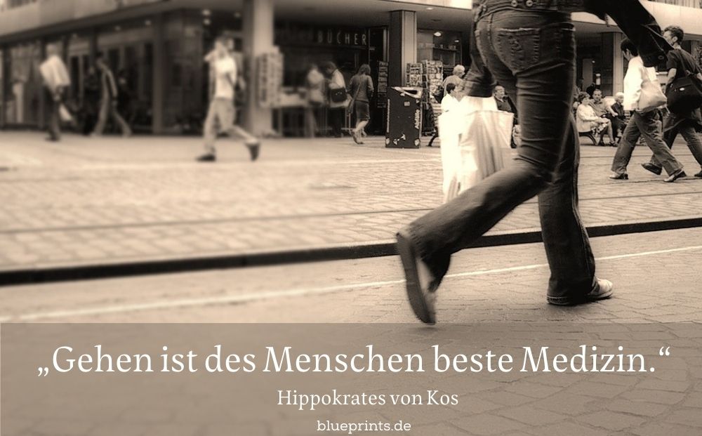 Jemand geht durch eine Stadt.