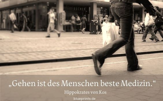 Jemand geht durch eine Stadt.