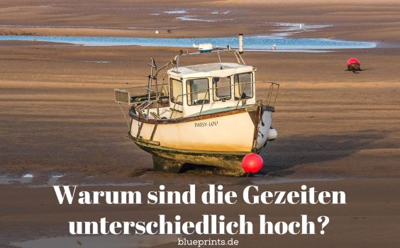 Ein kleines Boot ist bei Ebbe trocken gefallen.