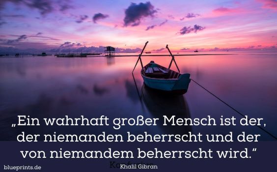 Boot auf dem Meer bei Sonnenuntergang