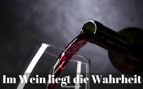 Rotwein wird in ein Glas gegossen