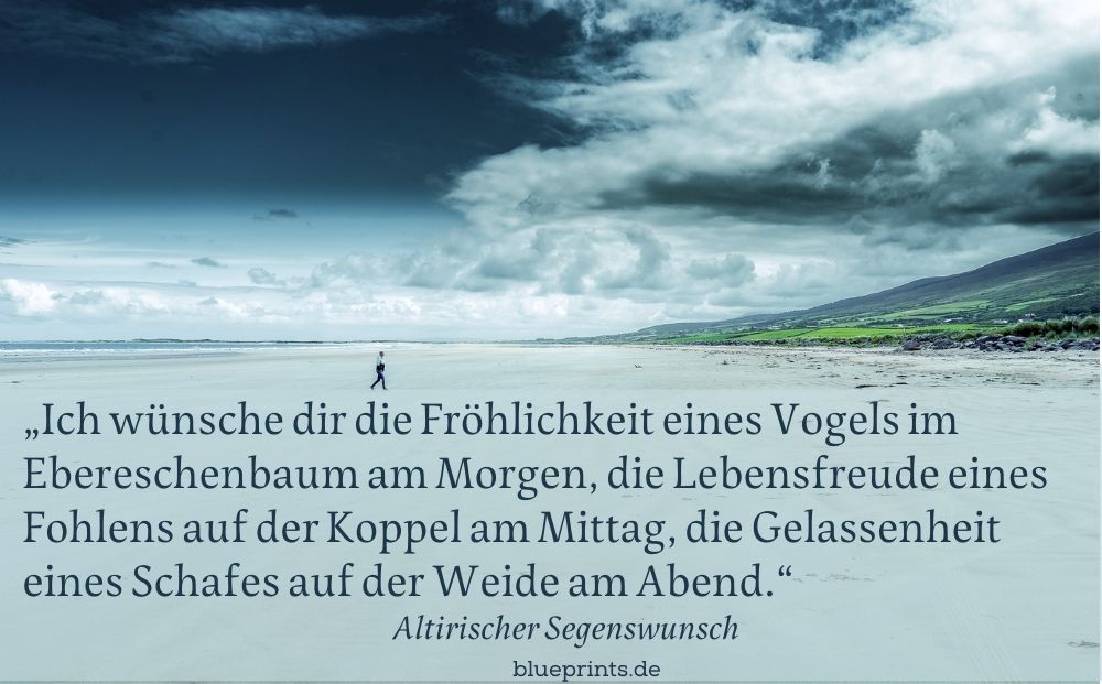 Jemand geht am Strand spazieren.