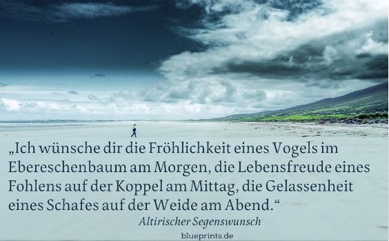 Jemand geht am Strand spazieren.