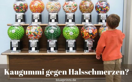 Ein Kind steht vor Kaugummiautomaten.