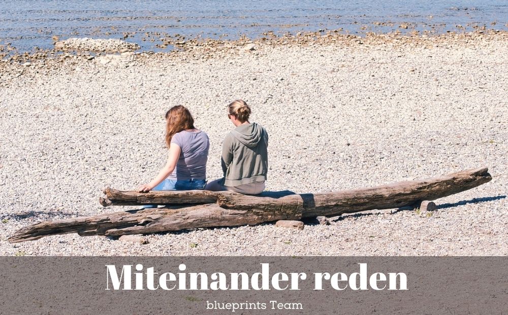 Zwei Frauen am Ufer unterhalten sich.