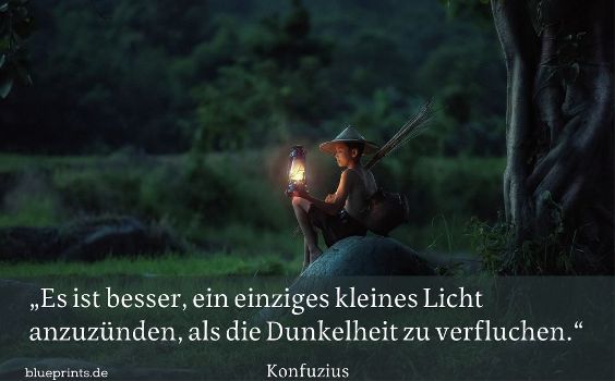 Junger Mann mit Lampe in der Dunkelheit