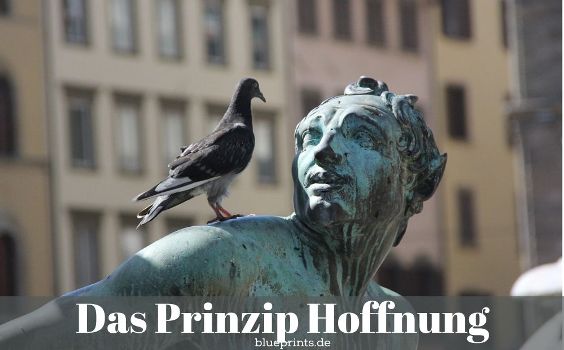 Eine Taube sitzt auf der Statue
