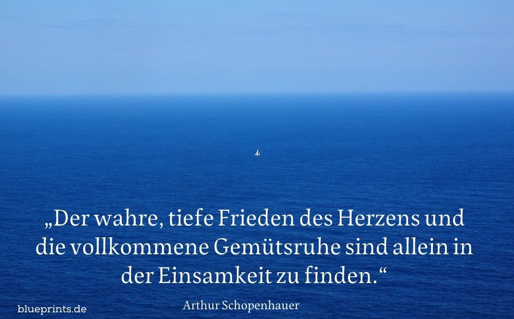 Einsames Segelschiff auf hoher See