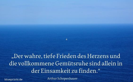 Einsames Segelschiff auf hoher See